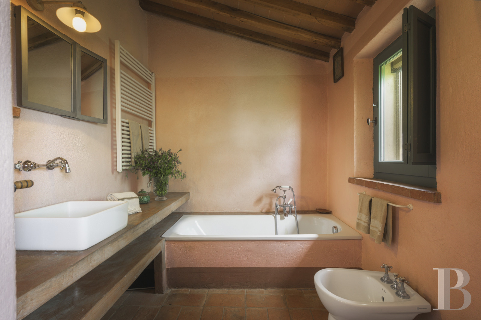 An old olive grove farmhouse restored to its former glory, overlooking the countryside in the Val d'Orcia in Tuscany - photo  n°16